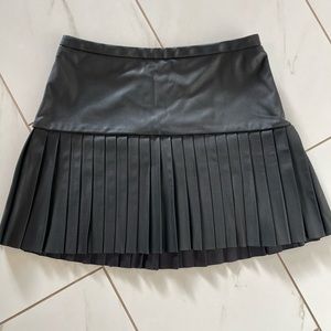 Express black faux leather pleated mini skirt - Size 6